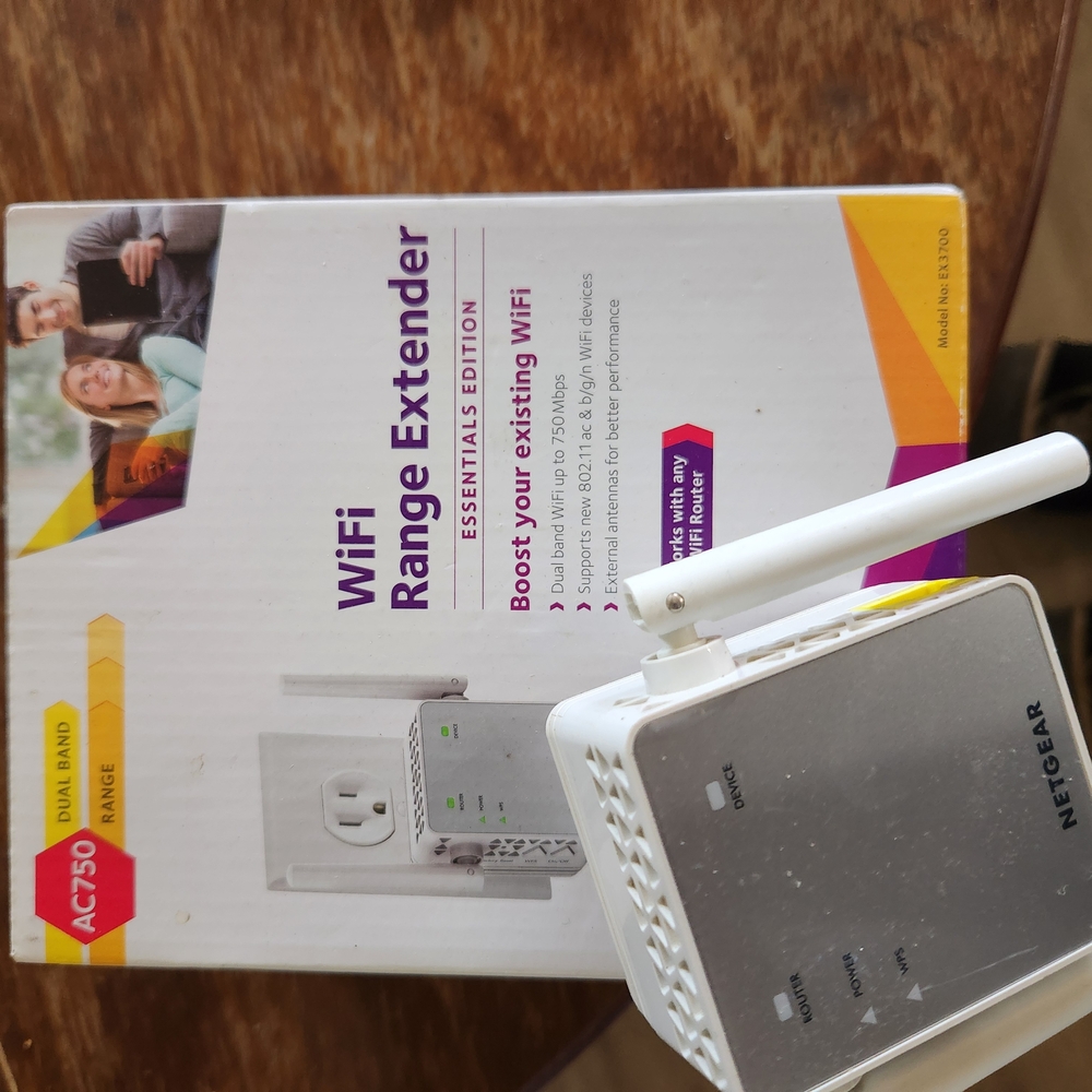 NETGEAR White WiFi Range Extender